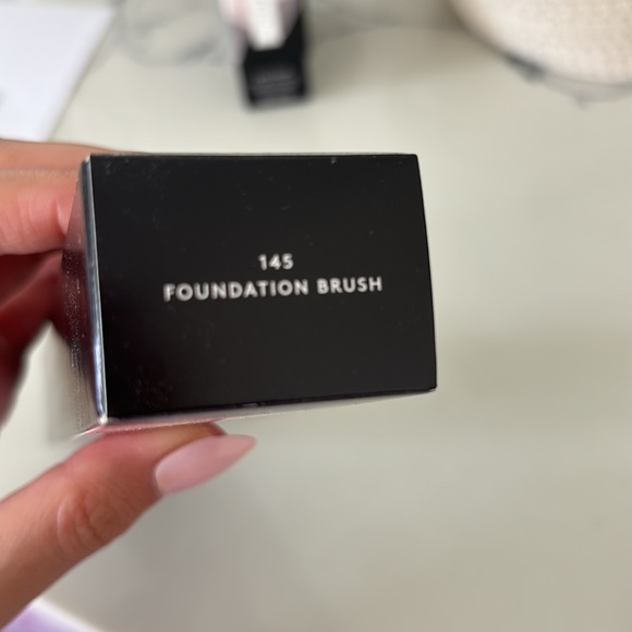Fenty beauty foundation brush 145 - Picture 3 of 3